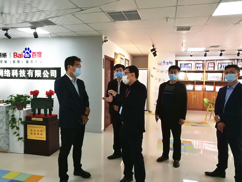 安陽(yáng)市商務(wù)局副局長(zhǎng)張躍勇，攜同天津伍創(chuàng)電子商務(wù)有限公司李富民一行蒞臨安陽(yáng)青峰網(wǎng)絡(luò)參觀指導(dǎo)??！